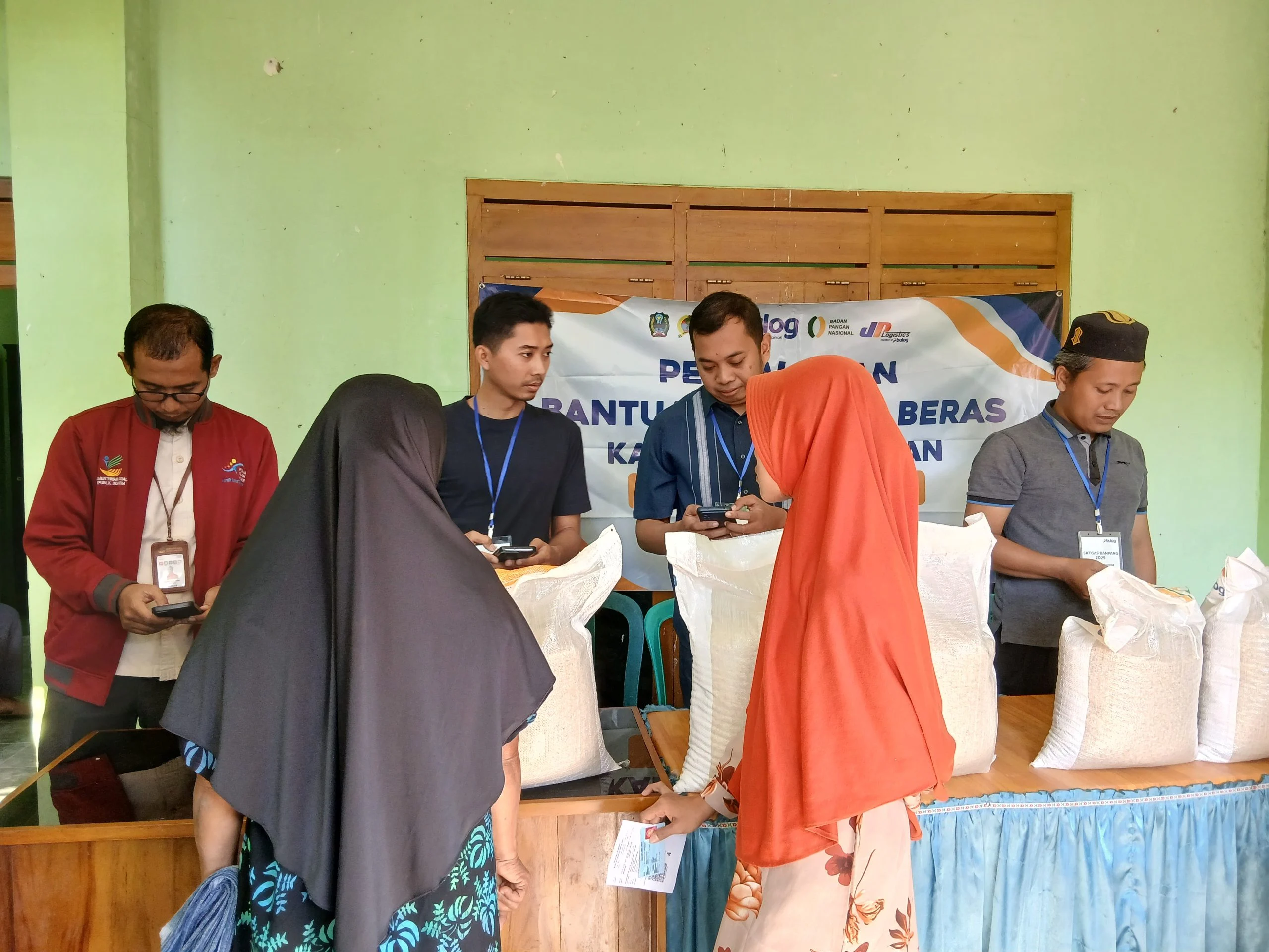 BULOG Mojokerto Tunjukkan Wujud Komitmen di Momen HBKN, Salurkan Bantuan Pangan di Jatirejo Menjelang Iduladha