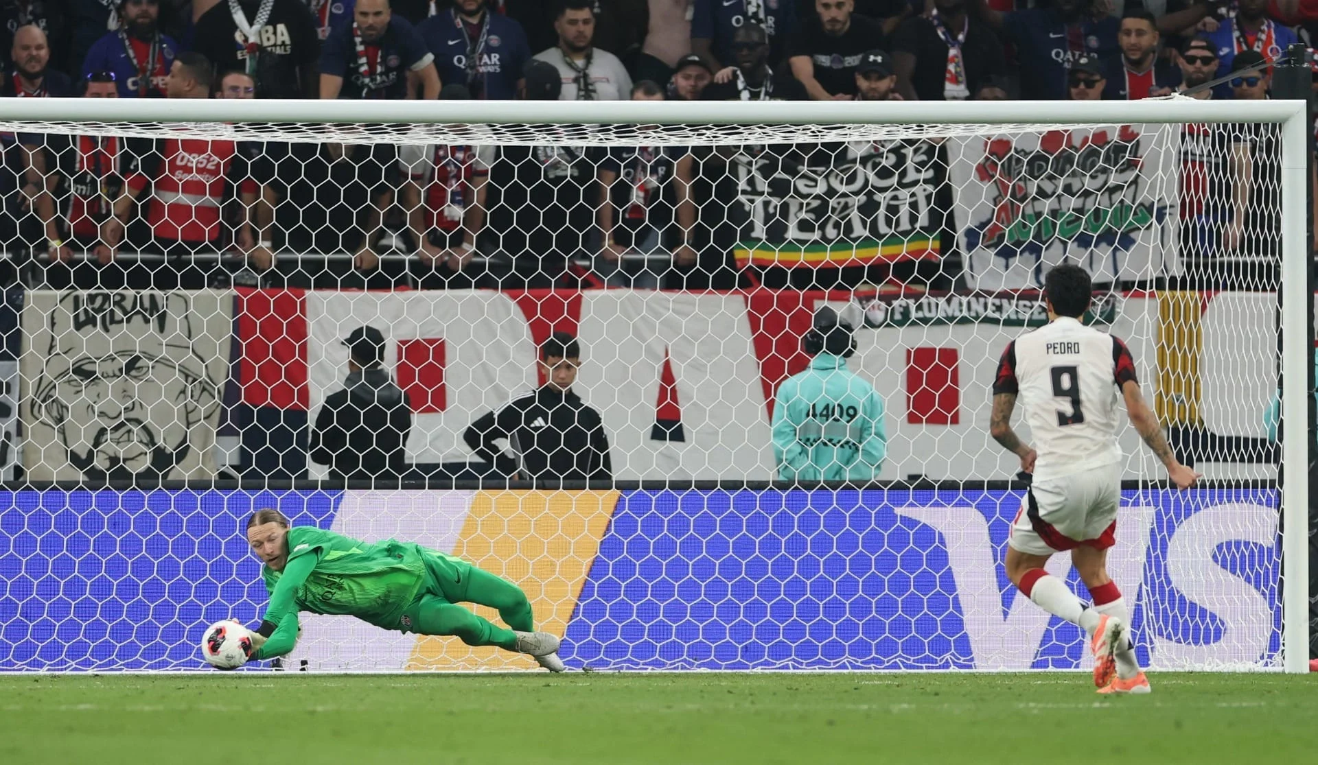 Drama Penalti di Budapest: PSG Pertahankan Gelar, Arsenal Catat Rekor Buruk!