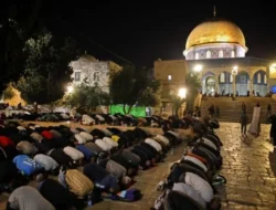 Duka di Balik Takbir: Ribuan Umat Muslim Salat Iduladha di Masjid Al-Aqsa di Tengah Bayang-Bayang Konflik yang Belum Usai