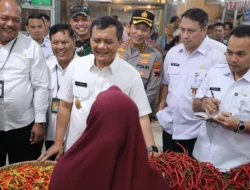 Gubernur Khofifah Sidak Pasar Klojen, Dorong Stabilitas Harga Bahan Pokok di Malang Raya