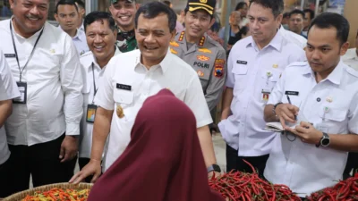 Gubernur Khofifah Sidak Pasar Klojen, Dorong Stabilitas Harga Bahan Pokok di Malang Raya