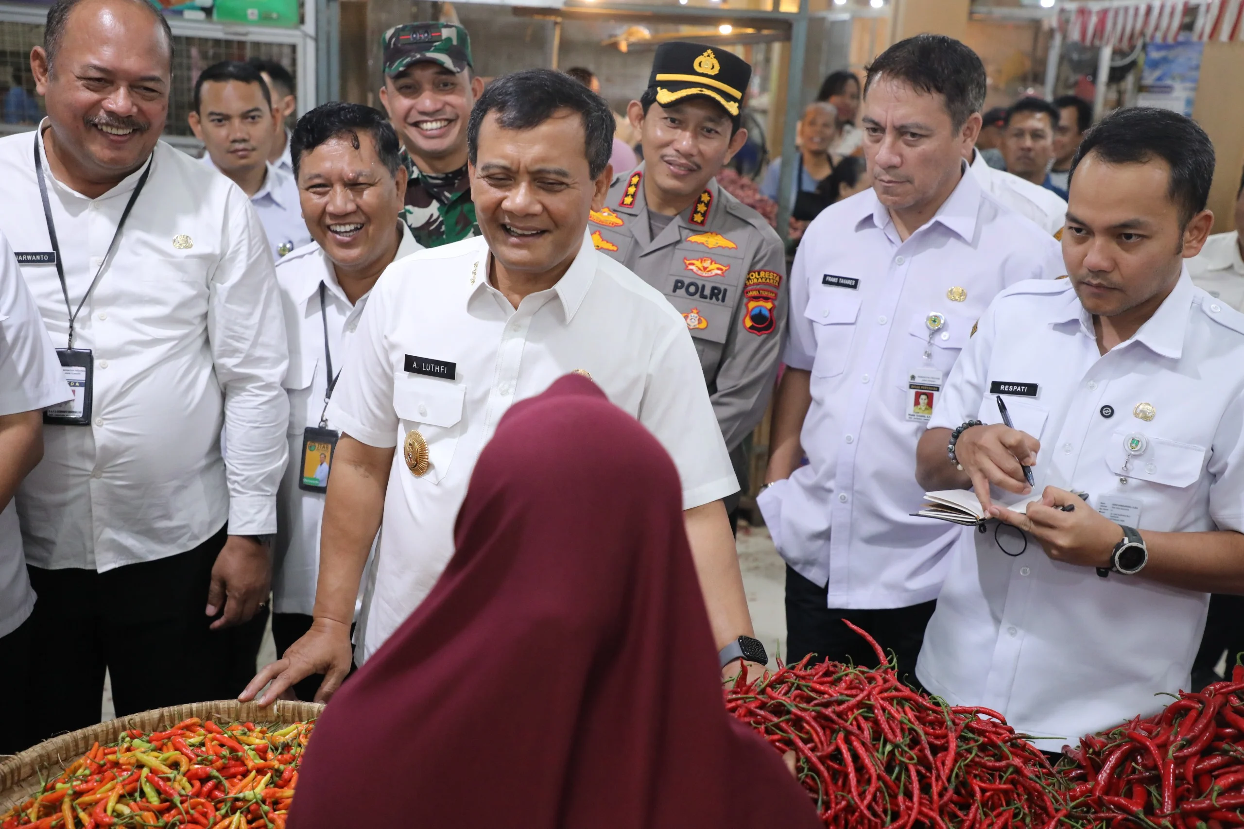 Gubernur Khofifah Sidak Pasar Klojen, Dorong Stabilitas Harga Bahan Pokok di Malang Raya