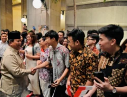Haru dan Bangga: Pelajar Indonesia Sambut Presiden Prabowo di Paris dengan Bendera Merah Putih dan Batik