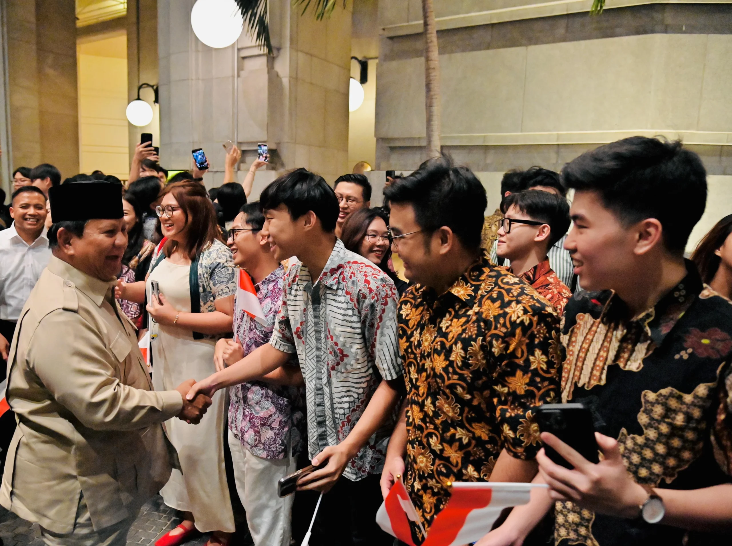Haru dan Bangga: Pelajar Indonesia Sambut Presiden Prabowo di Paris dengan Bendera Merah Putih dan Batik
