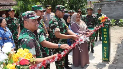 Ibu-ibu Desa Sepang Terima Apresiasi dari Tim Wasev atas Peran dalam TMMD Reguler ke-128