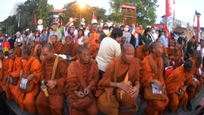 Jelang Hari Raya Waisak, Bhikkhu Thudong yang Jalan Kaki ke Borobudur Mampir di Vihara Dhamma Sundara, Solo