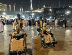 Jemaah Haji Wajib Tahu! Ciri Pendorong Resmi Kursi Roda di Masjidil Haram: Rompi Marun dan Abu-abu