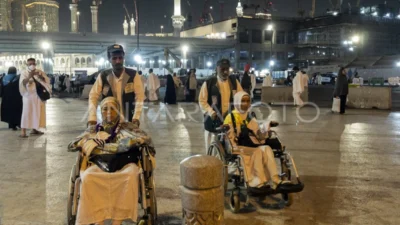 Jemaah Haji Wajib Tahu! Ciri Pendorong Resmi Kursi Roda di Masjidil Haram: Rompi Marun dan Abu-abu