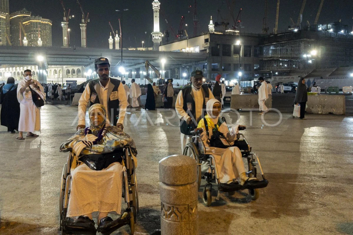 Jemaah Haji Wajib Tahu! Ciri Pendorong Resmi Kursi Roda di Masjidil Haram: Rompi Marun dan Abu-abu