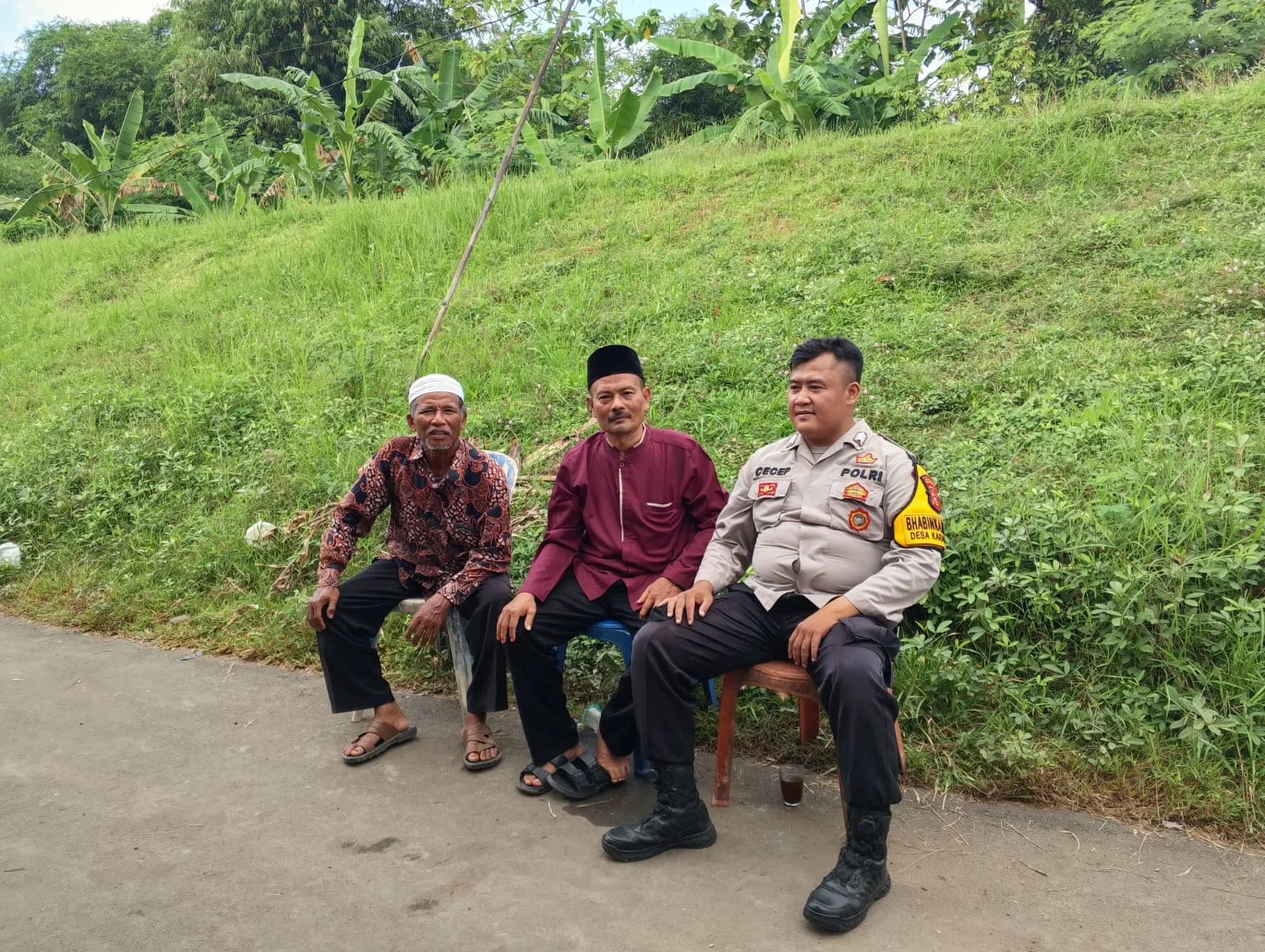 Keamanan Meningkat, Bhabinkamtibmas Polsek Klari Sambangi Warga Desa Duren Saat Ronda Malam, Warga Puas