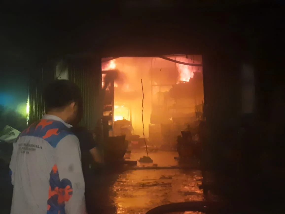 Kebakaran Ruko Elektronik di Tegaldlimo Banyuwangi: Api Hangus, Kerugian Rp850 Juta Mengguncang Pasar Lokal