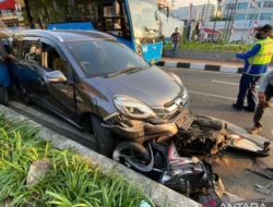 Kecelakaan Serius di Sekadau: Mobil dan Sepeda Motor Terlibat Benturan Keras