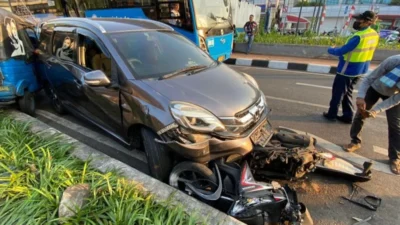 Kecelakaan Serius di Sekadau: Mobil dan Sepeda Motor Terlibat Benturan Keras