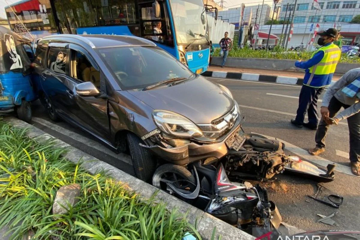 Kecelakaan Serius di Sekadau: Mobil dan Sepeda Motor Terlibat Benturan Keras