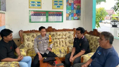 Kehadiran Bhabinkamtibmas Desa Cipeujeuh Sambangi Warga Binaan, Pastikan Keamanan dan Ketertiban Masyarakat