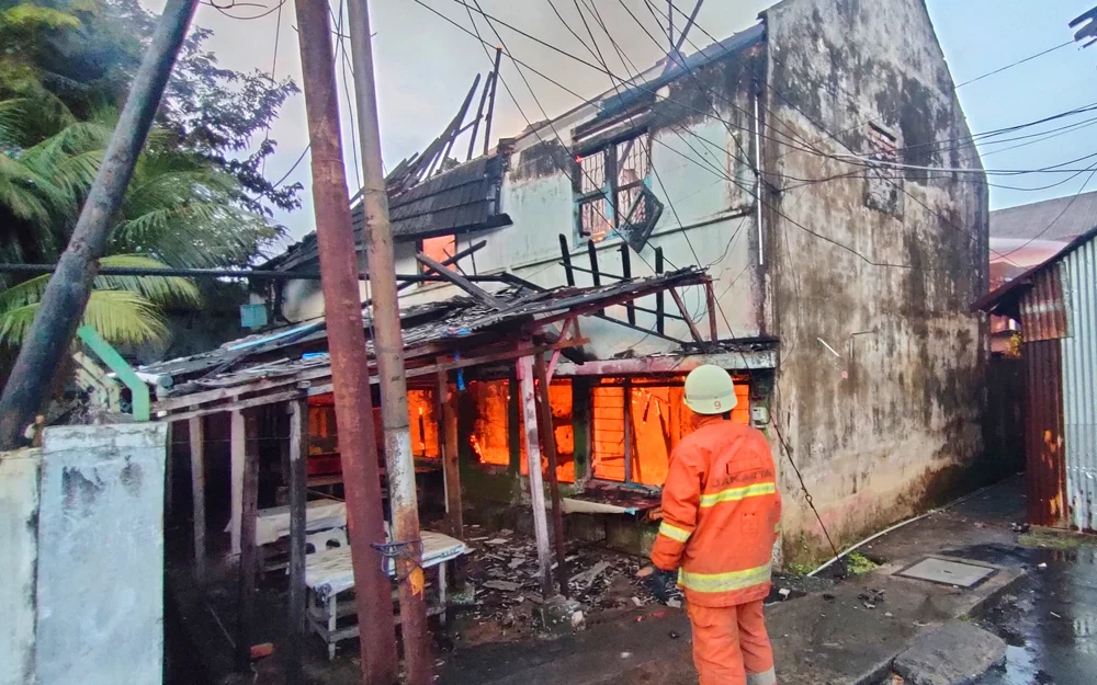 Korsleting Listrik Pecah, Rumah Guru PPPK di Cisompet Hangus Terbakar Saat Subuh – Simak Detail Kejadian!