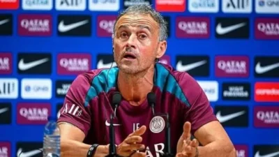 Luis Enrique Gigit Persiapan PSG: Dari Skandal Totti hingga Taktik Inovatif Lawan Arsenal