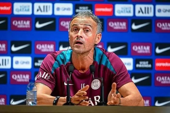 Luis Enrique Gigit Persiapan PSG: Dari Skandal Totti hingga Taktik Inovatif Lawan Arsenal