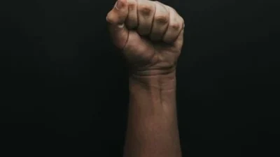 Pegawai SPBU Perempuan di Makassar Dipukuli Usai Tegur Penyerobot Antrean: Kasus Kriminal yang Memprihatinkan