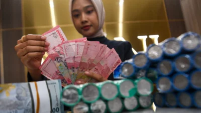 Pelemahan Rupiah Bisa Berdampak ke Sektor Riil dan Daya Beli Masyarakat, Apa yang Harus Dilakukan?