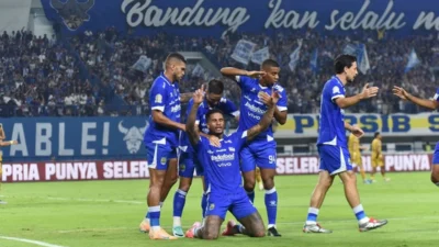Persib Bandung Libas PSM Makassar di Menit Terakhir, Kukuh di Puncak Klasemen