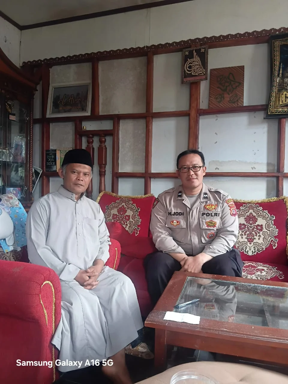 Polisi Pacet Gencar Kunjungan: Saat Sambangi Tokoh Agama Bhabinkamtibmas Polsek Pacet Sosialisasikan Lapor Pak Kapolresta Bandung, Warga Diminta Waspada!