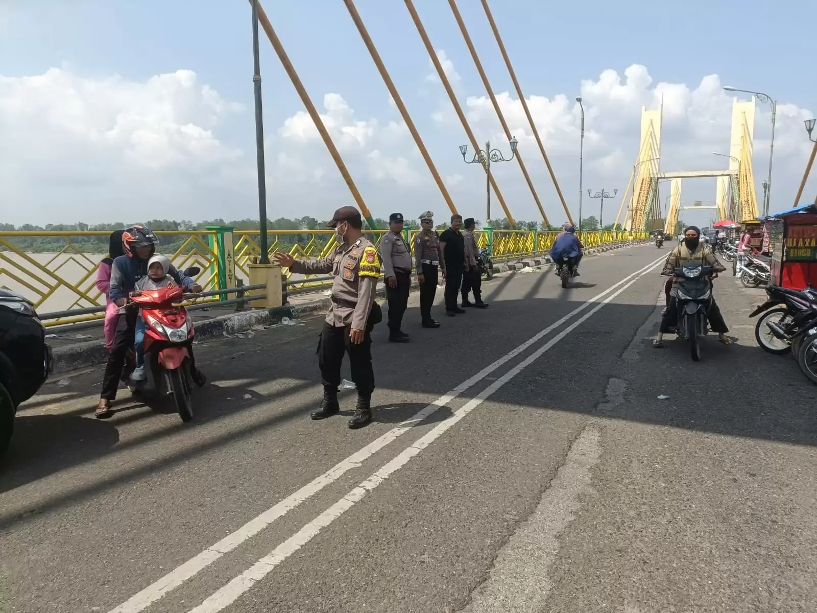 Polsek Ibun Gencarkan Antisipasi Premanisme dan Peredaran Miras dengan Sambang Jukir serta Warung: Keamanan Masyarakat Meningkat