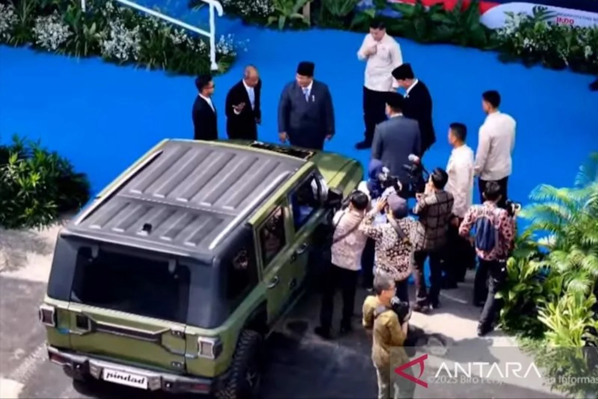 Presiden Prabowo Tagih Desain Mobil Baru Pindad Gara-Gara Salaman dengan Emak-Emak di Nganjuk, Apa yang Terjadi?