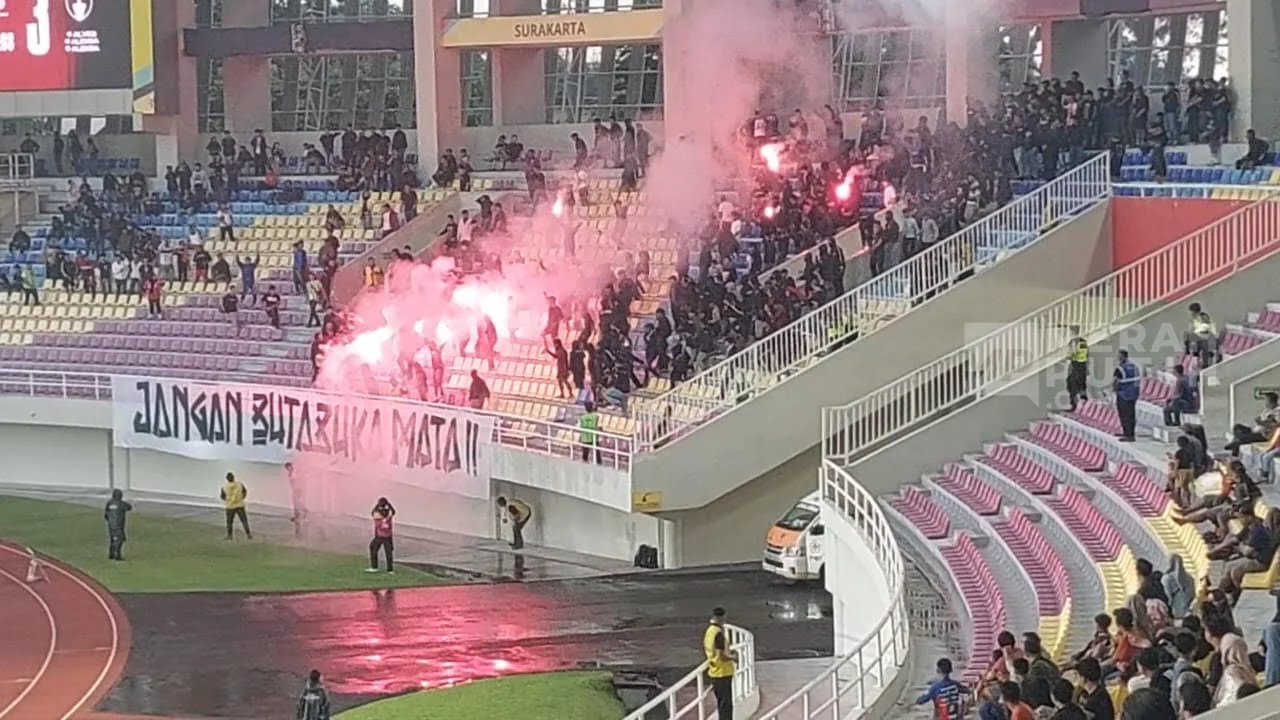 Puluhan Suporter Persis Diamankan Usai Pesta Flare di Stadion Manahan, Apa yang Terjadi?