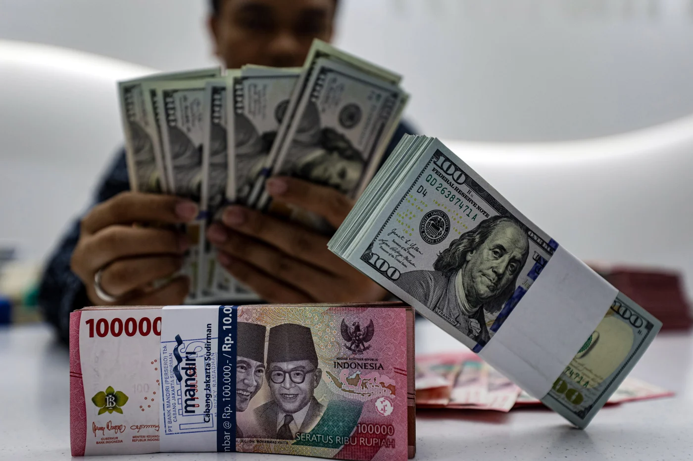 Rupiah Makin Terseok, Dikalahkan Dolar Amerika Serikat: Tren Buruk Bagi Perekonomian