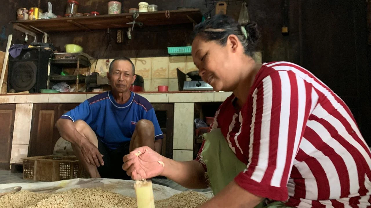 Rupiah Melemah, Perajin Tahu-Tempe Kelabakan Hadapi Lonjakan Harga Kedelai: Bagaimana Masa Depan Industri Makanan?