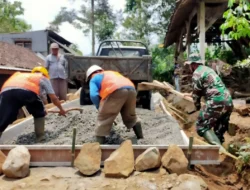 Semangat Tak Kenal Lelah Satgas TMMD dalam Pembangunan Rabat Beton di Mempawah