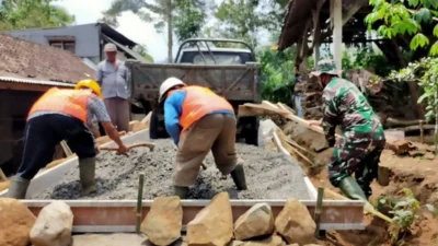 Semangat Tak Kenal Lelah Satgas TMMD dalam Pembangunan Rabat Beton di Mempawah