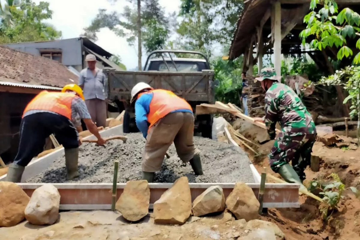 Semangat Tak Kenal Lelah Satgas TMMD dalam Pembangunan Rabat Beton di Mempawah