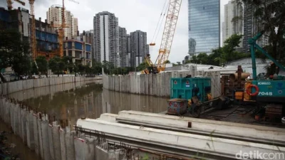 Tanggul Kali Cideng Atas Dipercantik, Proyek Dikebut Sebelum HUT Ke-499 Jakarta