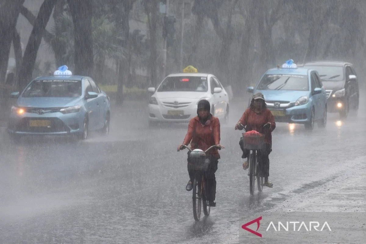 Waspada Hujan Petir di 7 Kota Besar Indonesia, Ramalan Cuaca Selasa 19 Mei
