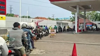 Antrean Panjang, Harga Dapur Meroket: Warga Jakarta Geliat di Tengah Beban Bensin