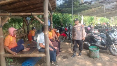 Kamtibmas Desa Cimekar Tingkatkan Kewaspadaan lewat Duduk Bareng Warga Binaannya