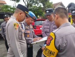 Kepolisian Cileunyi Tanggapi Kemacetan: Personil Unit Lantas Polsek Cileunyi, Atur Lalu Lintas dan Bantu Pejalan Kaki di Simpang Panyawungan Cileunyi