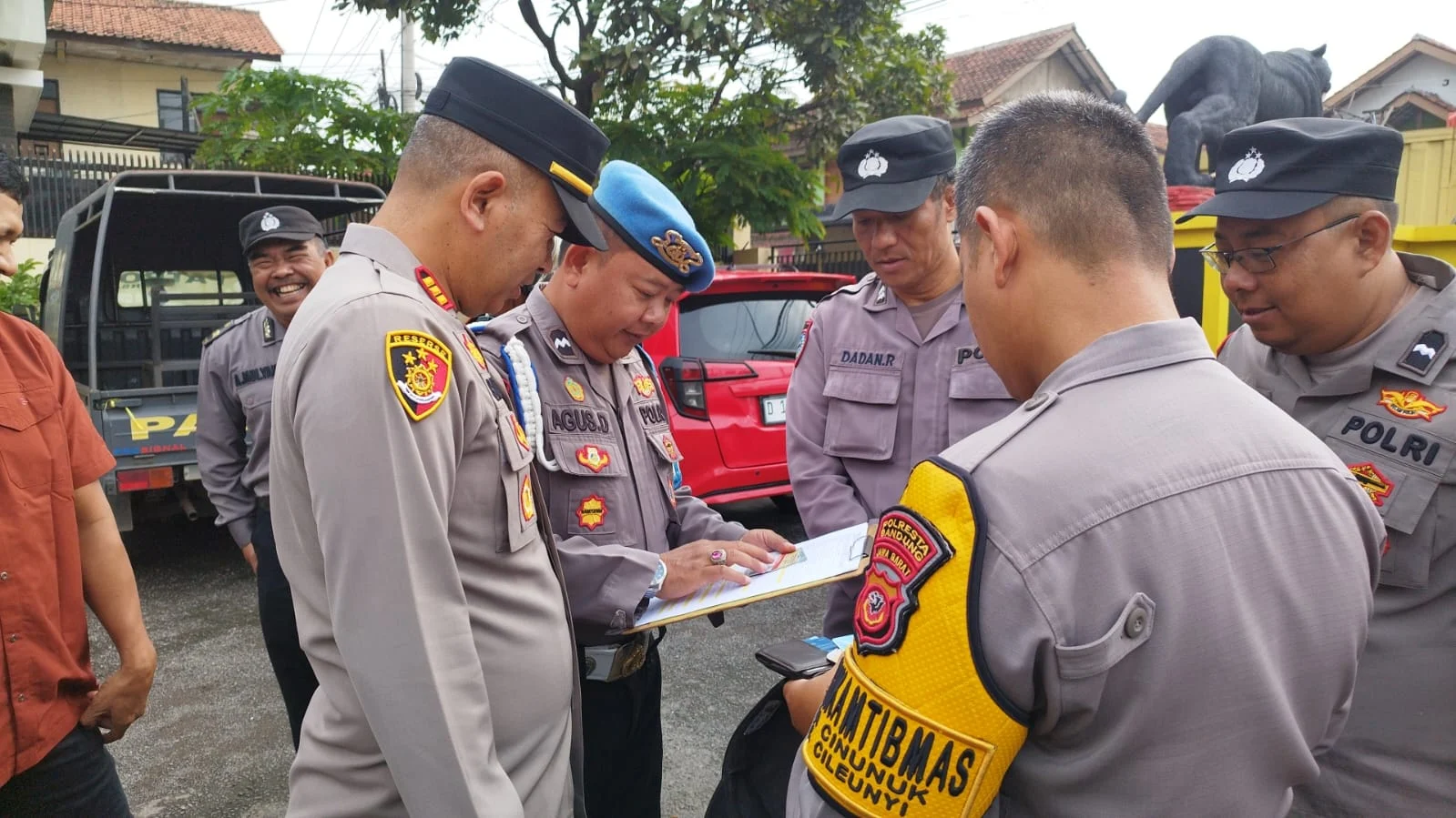 Kepolisian Cileunyi Tanggapi Kemacetan: Personil Unit Lantas Polsek Cileunyi, Atur Lalu Lintas dan Bantu Pejalan Kaki di Simpang Panyawungan Cileunyi