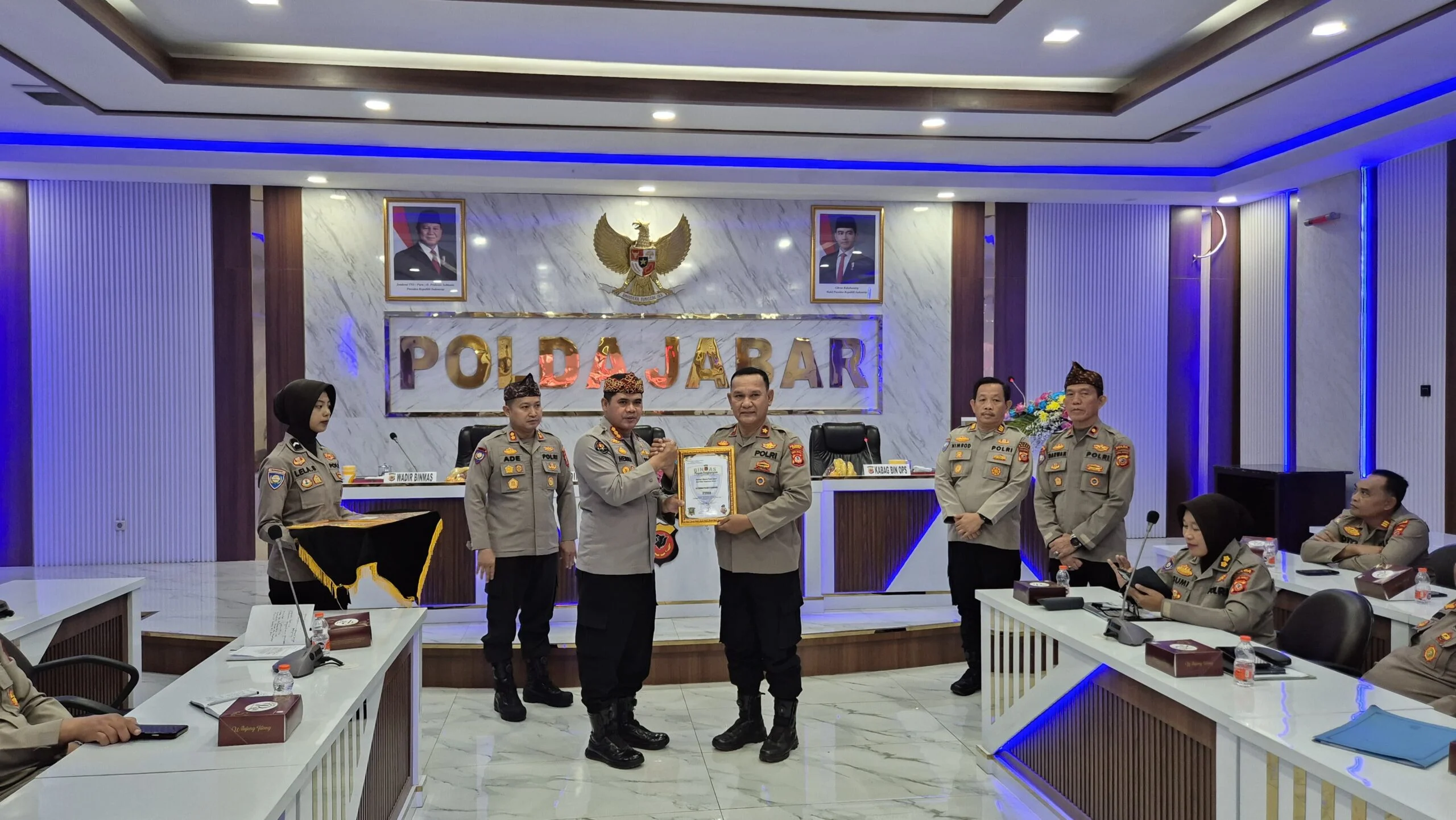 Patroli Sambang: Rutinitas Anggota Unit Binmas Polsek Solokanjeruk Polresta Bandung Perkuat Keamanan Desa