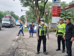 Polsek Cileunyi Siaga di Akhir Pekan: Bripka Andri Nugraha Pastikan Kelancaran Lalu Lintas di Pasar Sehat Cileunyi
