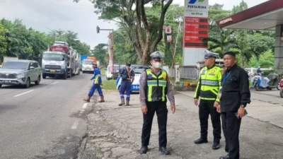 Polsek Cileunyi Siaga di Akhir Pekan: Bripka Andri Nugraha Pastikan Kelancaran Lalu Lintas di Pasar Sehat Cileunyi