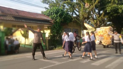 Polsek Rancaekek Hadir di Tengah Masyarakat, Gatur Sore Wujud Pelayanan Prima bagi Pengguna Jalan