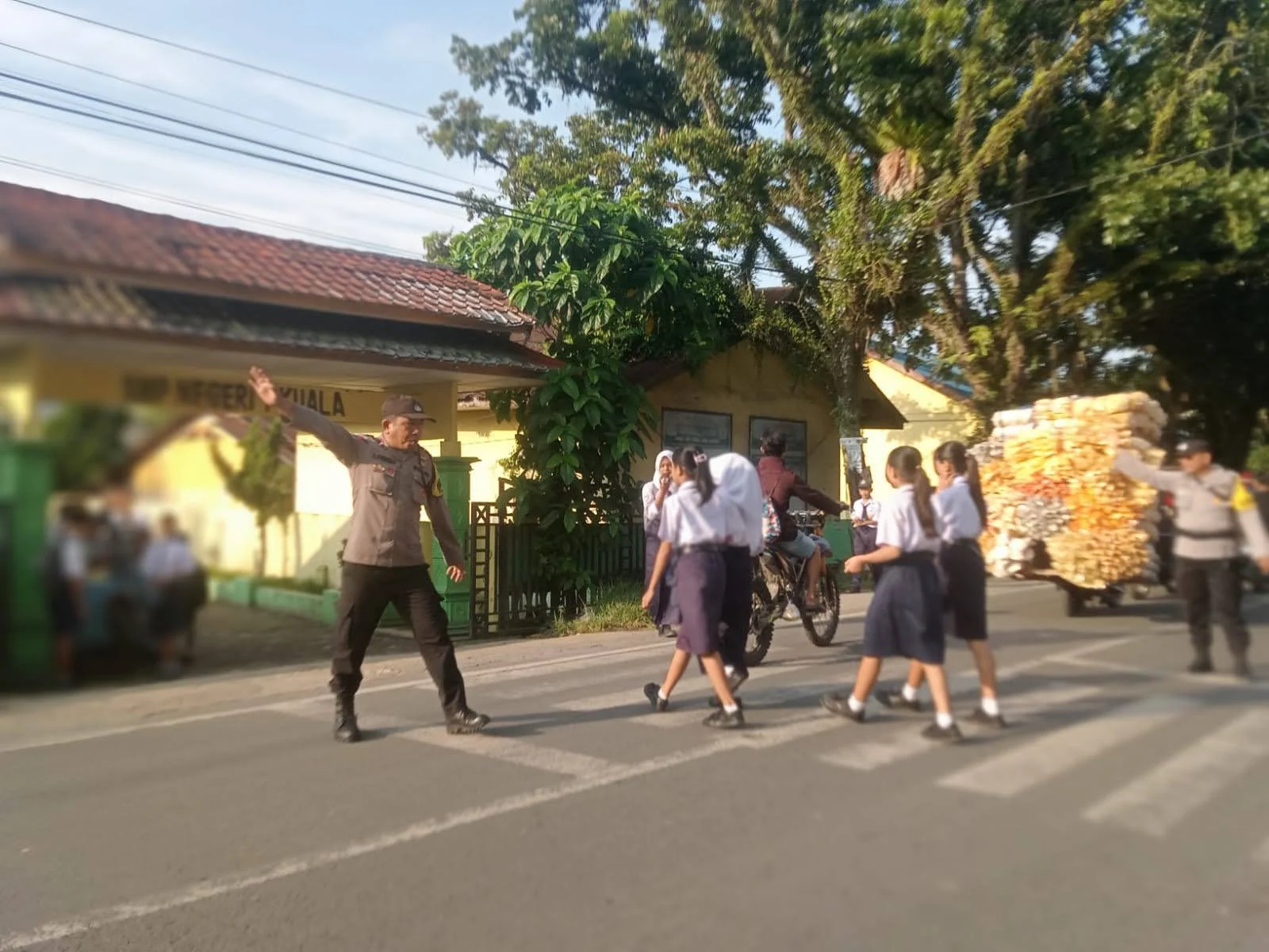 Polsek Rancaekek Hadir di Tengah Masyarakat, Gatur Sore Wujud Pelayanan Prima bagi Pengguna Jalan