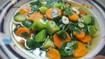 Rahasia Sayur Bening Enak: Resep Praktis dengan Daun Kelor, Ubi Jalar, dan Kenikir
