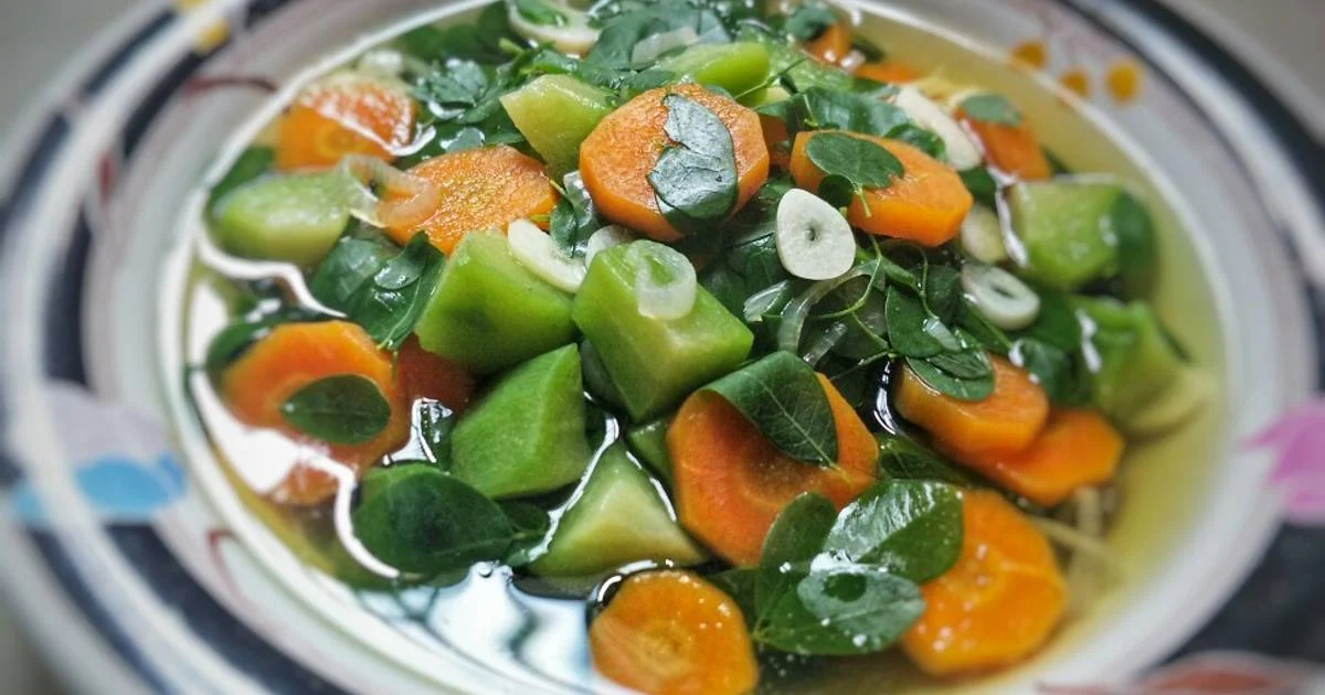 Rahasia Sayur Bening Enak: Resep Praktis dengan Daun Kelor, Ubi Jalar, dan Kenikir