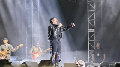 King Nassar Mengguncang Social Chic 2026 dengan Aksi Panjat Tiang Panggung, Penonton Serukan Oppa Kiyowo!
